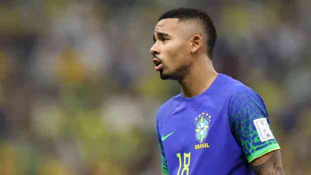 Gabriel Jesus harus mengakhiri perjalanannya di Piala Dunia akibat cedera di pertandingan pertamanya bersama Brasil. (sumber gambar: goal.com)