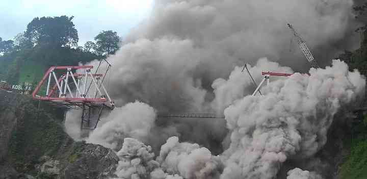 Erupsi Semeru kembali menghantam Gladak Perak yang sedang dibangun ulang (Gambar: Twitter @info_semeru)