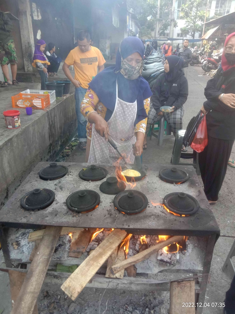 Surabi Bandung tengah dimasak di atas tungku kayu bakar. Photo: Teguh Ari Prianto