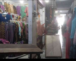 Lapak penjual baju di pasar besar Madiun (dokpri) 