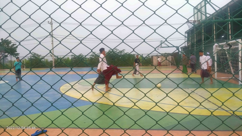 Santri sedang main bola dengan bersarung (dokpri)