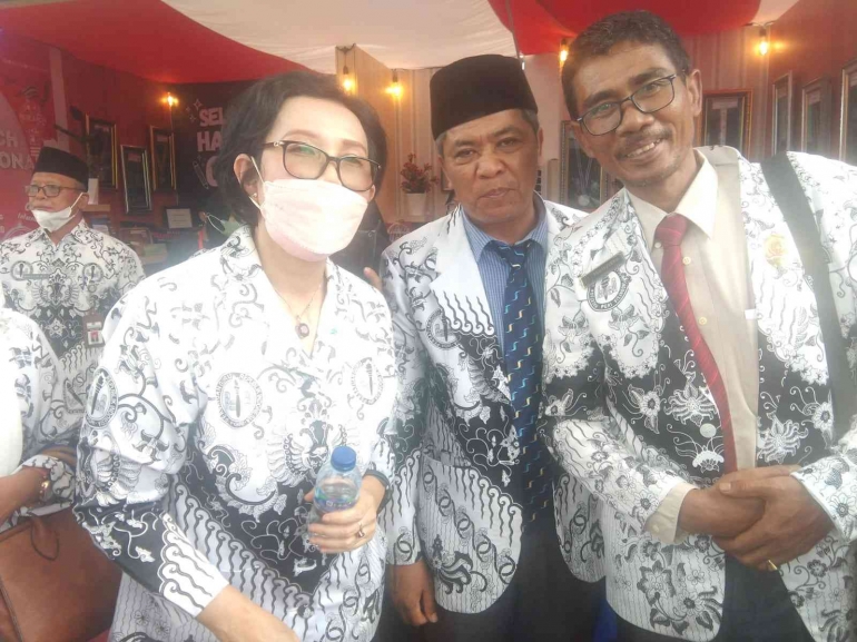 Ketua dan Sekretaris PGRI Musi Rawas bersama Prof. Uni (Ketua PG PBGRI (Dok. Grup PGRI Kab.)