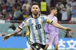 Penyerang Argentina, Lionel Messi melakukan selebrasi usai mencetak gol ke gawang Australia pada babak 16 besar Piala Dunia 2022, Minggu (4/12/2022) WIB. (c) Foto AP/Thanassis Stavrakis via bola.net