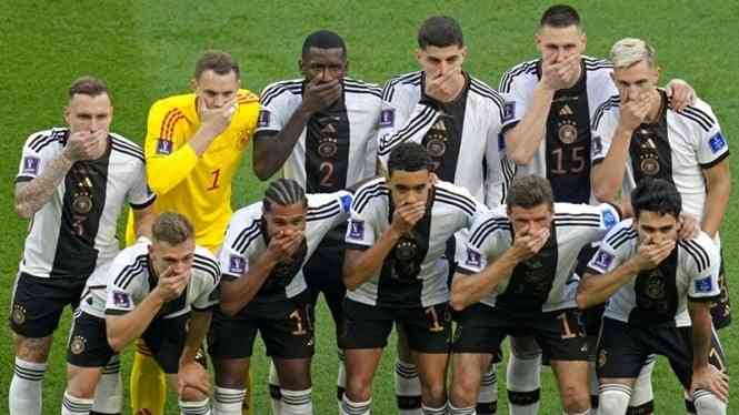 Pemain Timnas Jerman protes atas larangan ban kapten One Love oleh FIFA | Sumber: AP Photo/Ricardo Mazalan, Viva.com