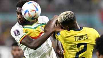  Penyerang Senegal, Kalidou Boulaye menyundul bola saat bek Ekuador, Felix Torres  melawannya (Photo by RAUL ARBOLEDA) via detik.net.id