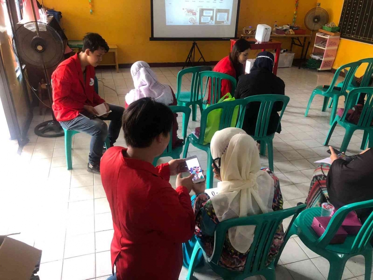 Foto mahasiswa membimbing peserta membuat akun instagram bisnis