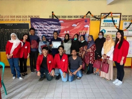 Foto mahasiswa denga  perwakilan peserta UMKM RW 12 Cibubur 1 Jakarta Timur/dokpri