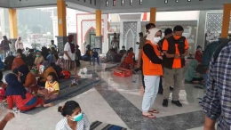 Wakil Bupati Lumajang Bunda Indah Amperawati sejak pagi memantau di lokasi erupsi dan lokasi pengungsian (Gambar: Hamim Thohari Majdi)