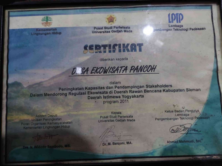 Sertifikat Desa Ekowisata Pancoh terkait Regulasi Ekowisata (Sumber: Dokumentasi Sefila Nesya Dewanti)