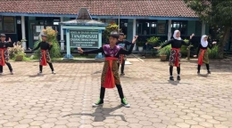 Pementasan hasil pelatihan tari dan nyanyi di lapangan SD N Tanjungsari/v