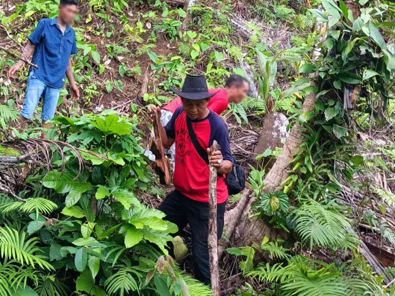 Kalapas Suharno masuk hutan mencari bahan baku pembuatan mebel pembinaan kemandirian narapidana. Dokpri