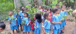 Anak-anak PAUD Santo Nino menanam bunga di halaman sekolah (Dokumentasi pribadi)