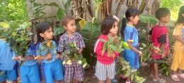 Anak-anak PAUD Santo Nino dilatih untuk menanam bunga (Dokumentasi pribadi)