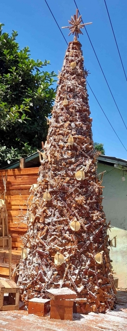 Pohon Natal dari limbah kayu karya jemaat di jalan Amambi Kulabg. Besar, indah, hampir tanpa biaya (Dokumentasi pribadi)