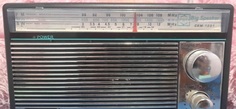 Radio transistor ini diaktifkan cukup dengan 1 batu baterai (dok pribadi)