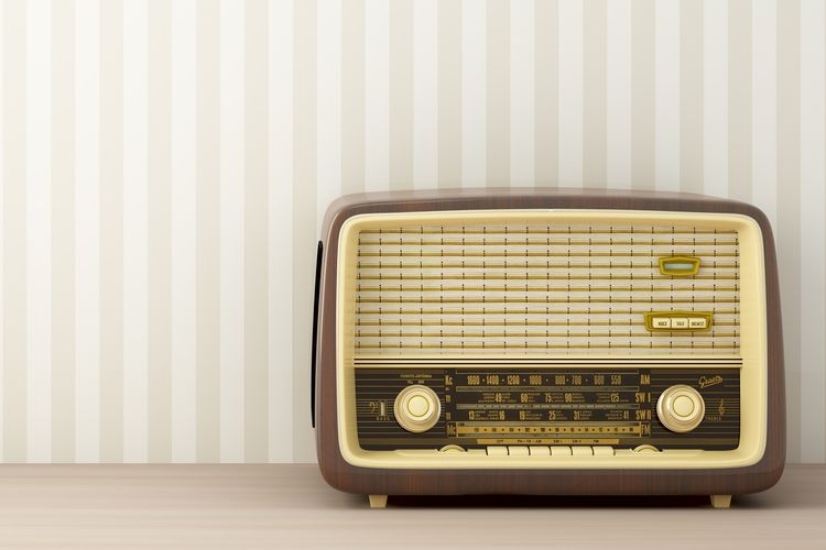 Radio menjadi salah satu benda elektronik yang berperan dalam globalisasi. (freepik.com/ visnezh)