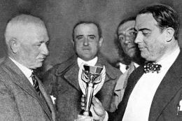 Jules Rimet Presiden FIFA kala itu memberikan trofi Piala Dunia kepada  Uruguay 5 Juli 1930 setelah mengalahkan Argentina. (STAF/MATI/AFP)