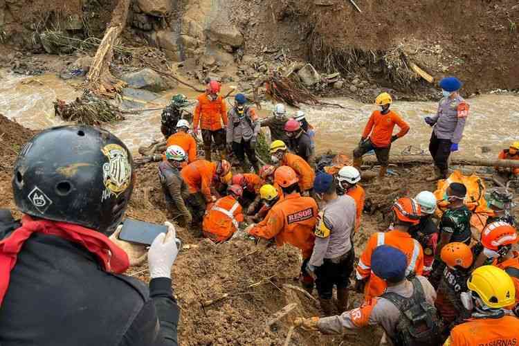 Tim gabungan melakukan evakuasi jenazah korban gempa di Cianjur, Jawa Barat, Jumat 25/11/2022 .(Divisi Humas Polri via Kompas.com)