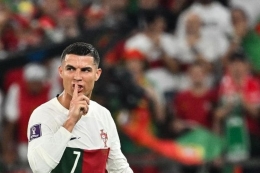 Cristiano Ronaldo tampak emosi ketika ditarik keluar pada pertengahan babak kedua laga Grup H Piala Dunia 2022 Qatar yang mempertemuka Korea Selatan vs Portugal di Education City Stadium, Jumat (2/12/2022) malam WIB. (Foto: AFP/ JUNG YEON-JE via kompas.com)