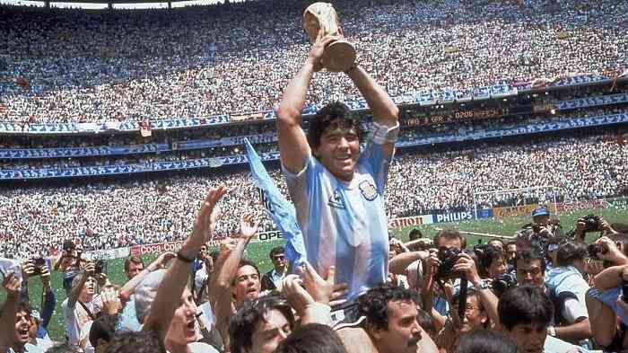 Diego Maradona, salah satu legenda sepak bola dunia asal Argentina (Sumber: tribunnews.com)