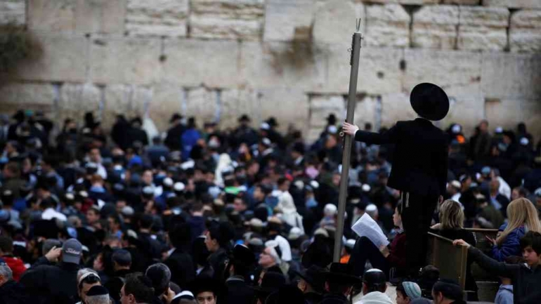 Umat Yahudi Berdoa Minta Hujan (REUTERS/Ronen Zvulun via Kumparan)