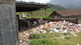 Pertumbuhan ekonomi menyebabkan tumpukan sampah juga terjadi di pelosok desa. (Dokumentasi pribadi)