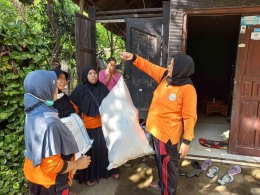 Bisnis sampah rumahan dijalankan ibu-ibu pengelola sampah kawasan desa di Pasuruan. (Dokumentasi YAKSINDO)