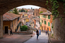 Ilustrasi : Turis yang tengah berjalan-jalan di Italia. (sumber: SHUTTERSTOCK / ARTMEDIAFACTORY via kompas.com)