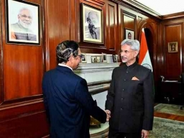 Menteri Luar Negeri India S. Jaishankar (kanan) bertemu dengan Menkopolhukam Indonesia Mahfud MD. | Sumber: ANI