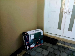 Paket diletakkan didepan pintu rumah dok pribadi