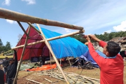 ilustrasi: Shelter bambu dibangun di lokasi pengungsian di Kampung Garogol, Desa Cibulakan, Kecamatan Cugenang, Cianjur, Jawa Barat, untuk warga korban gempa magnitido 5,6. (Foto: KOMPAS.COM/FIRMAN TAUFIQURRAHMAN)