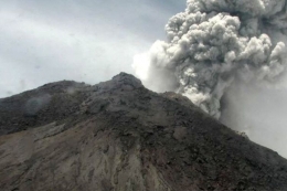 ilustrasi: Gunung Merapi di Jawa Tengah mengalami erupsi dan memuntahkan asap dengan tinggi kolom mencapai 5.000 meter dari puncak pada Jumat (27/3/2020). ANTARA/HO/BPPTKG/ via kompas.com