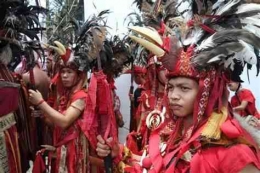 https://www.superadventure.co.id/news/20760/5-tradisi-suku-minahasa-yang-sangat-ikonik-di-kawasan-sulawesi-utara/ 