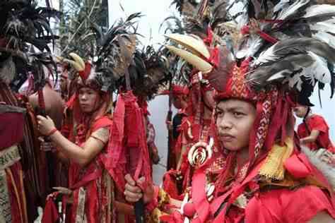 https://www.superadventure.co.id/news/20760/5-tradisi-suku-minahasa-yang-sangat-ikonik-di-kawasan-sulawesi-utara/ 