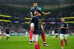 Selebrasi Olivier Giroud dan Kylian Mbappe usai mencetak gol di laga Prancis vs Polandia, Piala Dunia 2022 (c) AP Photo/Ebrahim Noroozi via bola.net 