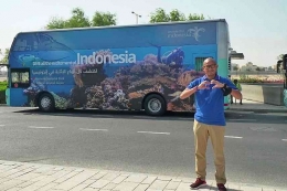 Menparekraf Sandiaga Uno dengan bus Wonderful Indonesia di Qatar. Sumber: www.kemenparekraf.go.id