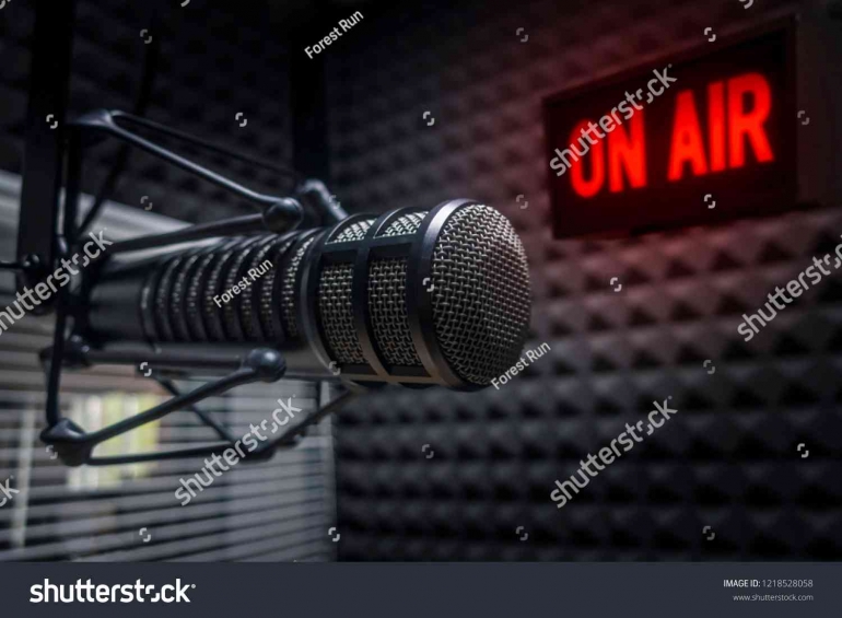 Peyiar radio sedang on air (dok foto: shutterstock.com)