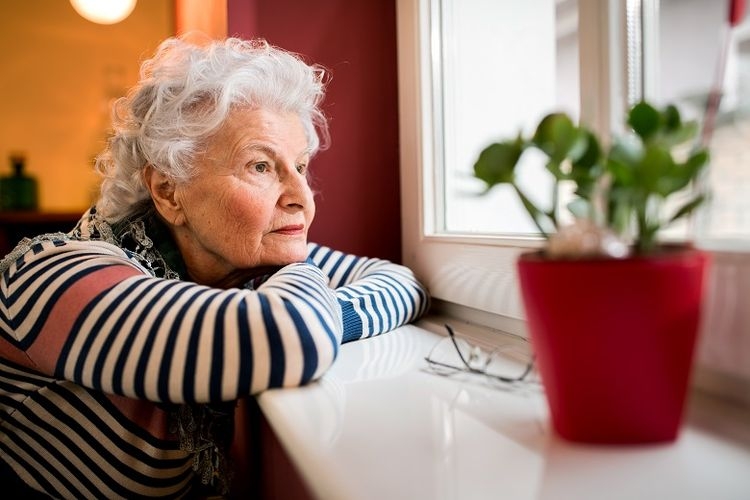 Ilustrasi wanita yang sudah mengalami menopause di usia senja. Sumber: Shutterstock via Kompas.com