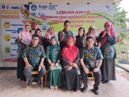 Kelompok CGP7 dan Pengajar Praktik dari Fasilitator Ibu Guslaini pada Lokakarya 1 PGP7 Beltim. Sumber: Dokumentasi PGP7 Beltim, 2022.