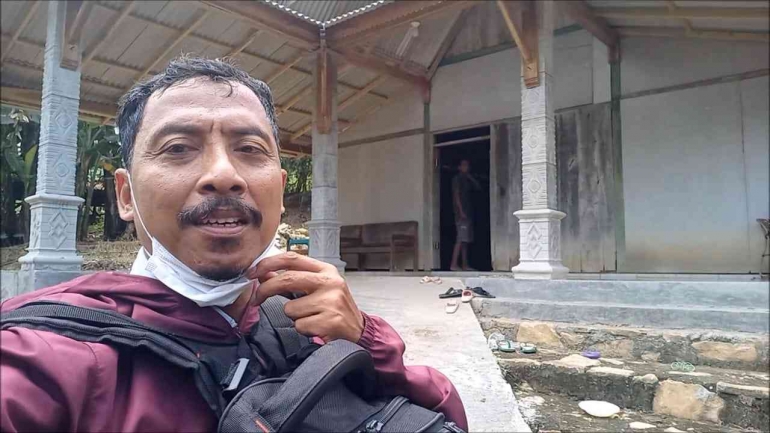 Mulyono PK Bapas Surakarta didepan rumah penjamin di daerah Juwangi (01/12). Dok.Humas Bapas Surakarta