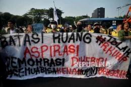 Aksi Demo di depan gedung DPR Ri (sumber foto: Republika Online)
