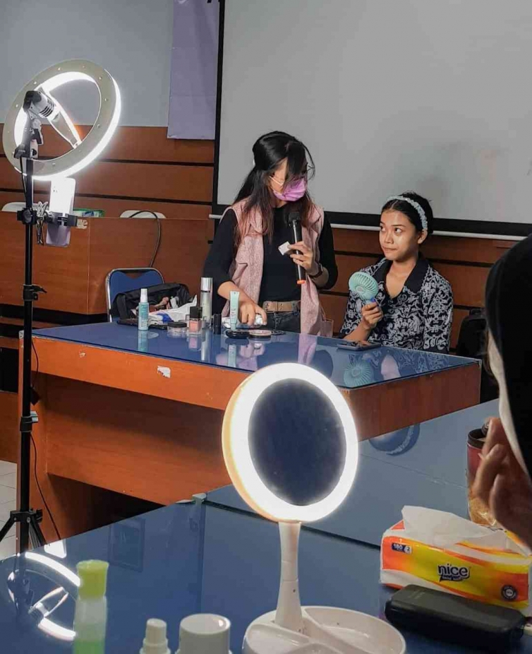 Diahelf.makeup sedang mengadakan kelas make up di Poltekkes Godean, Yogyakarta. Sumber foto dari Instagram @diahelf.makeup 