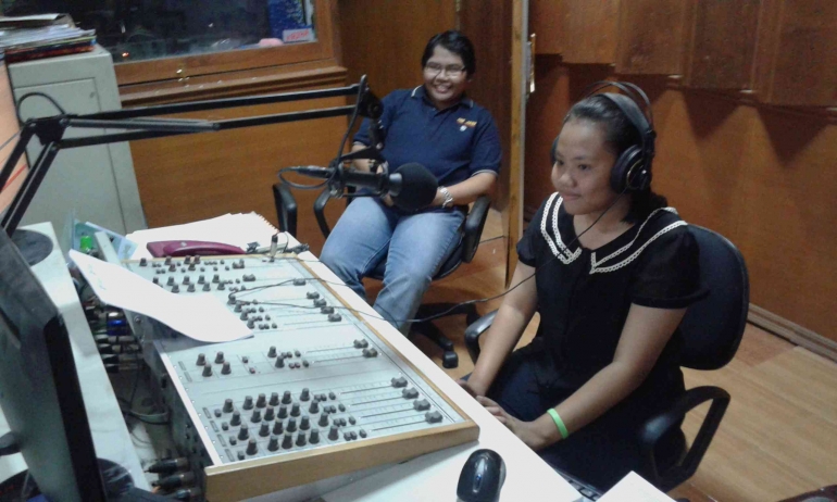 Kenangan magang sehari sebagai penyiar Radio RRI pro 2 FM - Malang (2015) | dok. pribadi