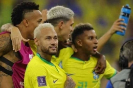 Pemain Brasil Neymar (kiri) merayakan kemenangan atas Korea Selatan, Selasa (6/12/2022) dini hari WIB.(AFP/ODD ANDERSEN dipublikasikan kompas.com)