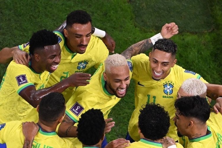 Penyerang Brasil Neymar merayakan gol kedua timnya pada babak 16 besar Piala Dunia 2022 Qatar antara Brasil vs Korea Selatan di Stadion 974 di Doha pada Selasa 6 Desember 2022 dini hari WIB. (AFP/KIRILL KUDRYAVTSEV via kompas.com)