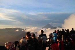 Gunung Bromo dini hari dipenuhi pengunjung. Dokumen pribadi.