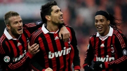 AC Milan dengan jersey yang pernah disponsori bwin. Sumber: La Presse / www.eurosports.com