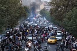 Demonstran Iran turun ke jalan-jalan di Ibu Kota Teheran selama melakukan protes terhadap tindakan aparat kepada Mahsa Amini, beberapa hari setelah dia meninggal dalam tahanan polisi.| AFP via VOA INDONESIA Kompas.com