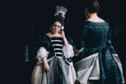 Ratu Anne dan riasan ala abad ke-18. Sumber gambar IMDB.