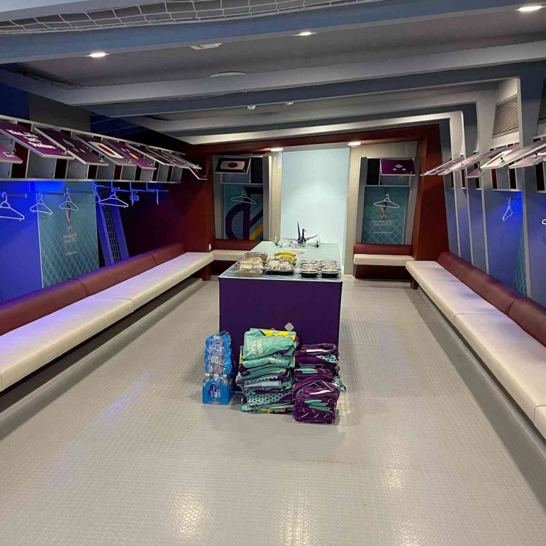 Ruang ganti bekas pemain Timnas Jepang yang sudah rapi dan bersih (sumber: twitter/Fakta Bola)